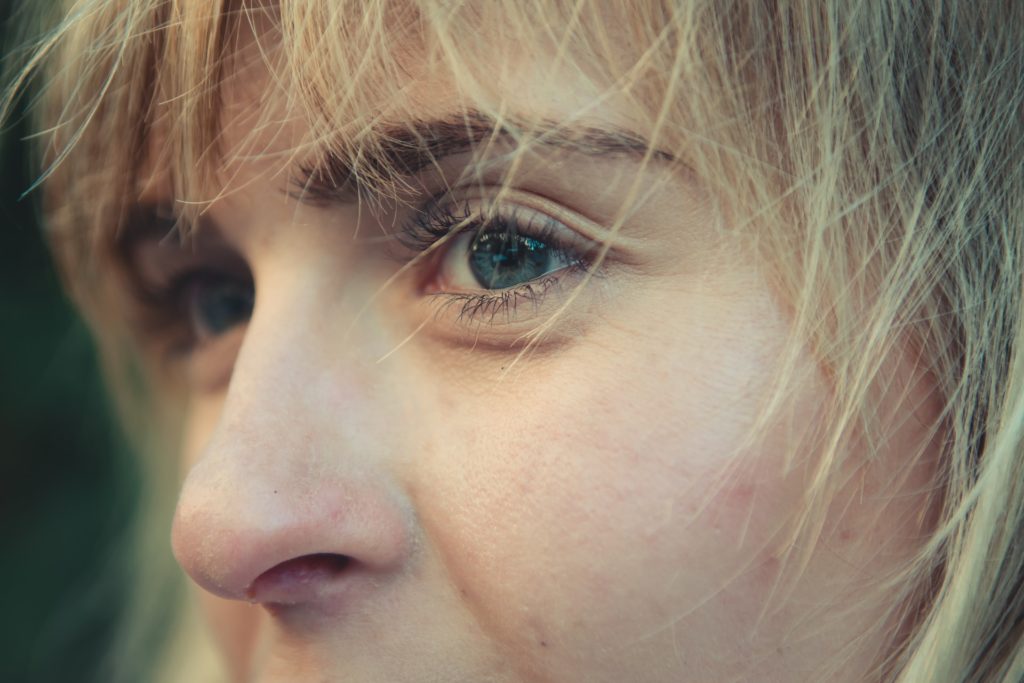 Portrait rapproché d'une personne avec focus sur le regard.